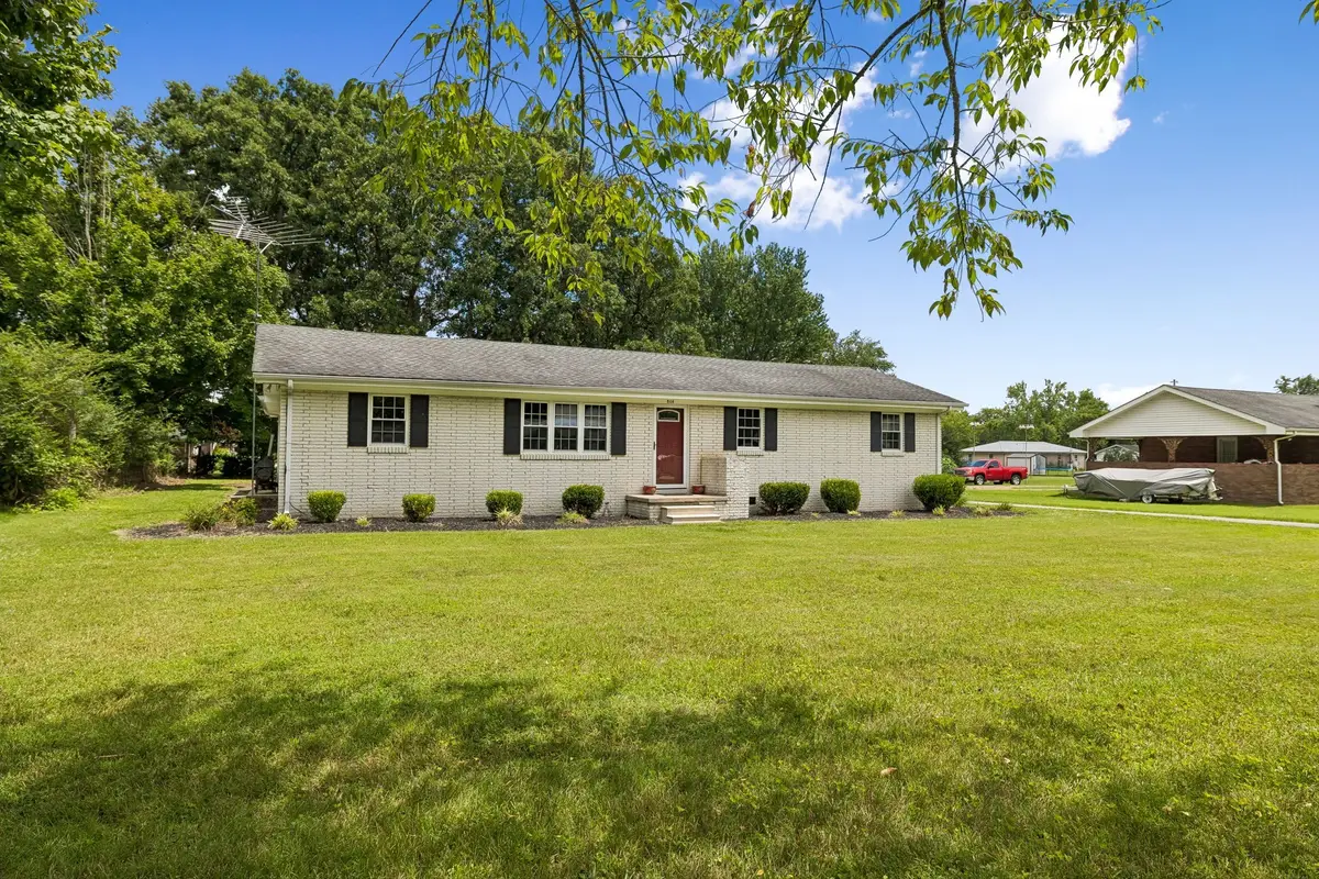 516 Crestwood Dr, Lafayette, TN 37083 - #1