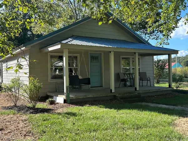 121 2nd St, Big Sandy, TN 38221