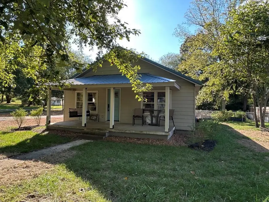 121 2nd St, Big Sandy, TN 38221 - #2
