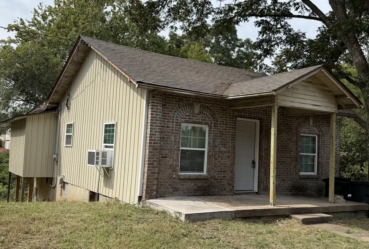 422 N Brewer St, Paris, TN 38242 - #1