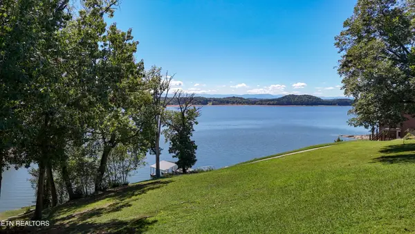 16 Alamo Trl, Dandridge, TN 37725