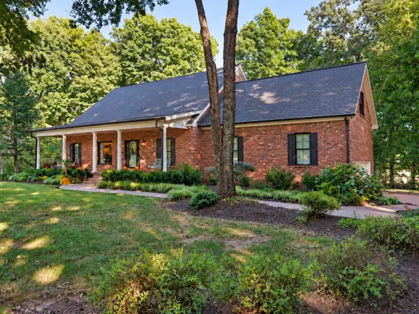 102 Ridglea Ct, Burns, TN 37029