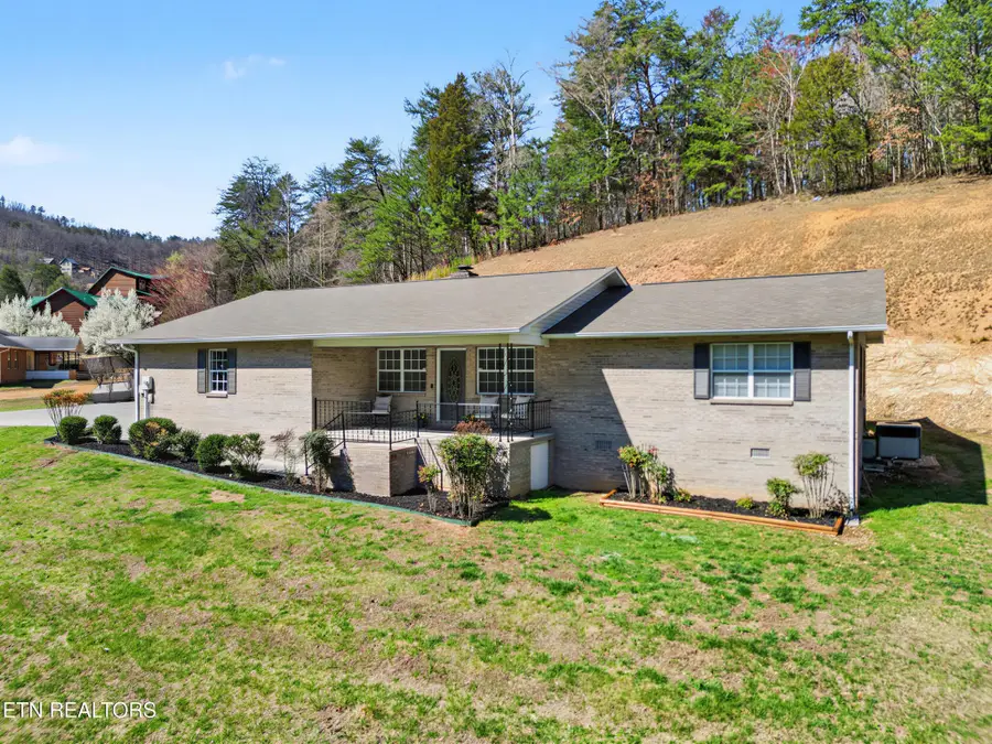 786 Pine Mountain Rd, Pigeon Forge, TN 37863 - #2