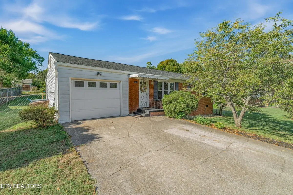 2001 Radiance Drive, Knoxville, TN 37912 - #1