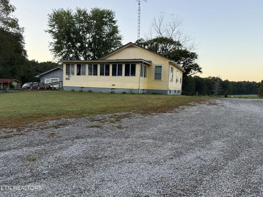 1661 Deer Lodge Hwy, Deer Lodge, TN 37726 - #2