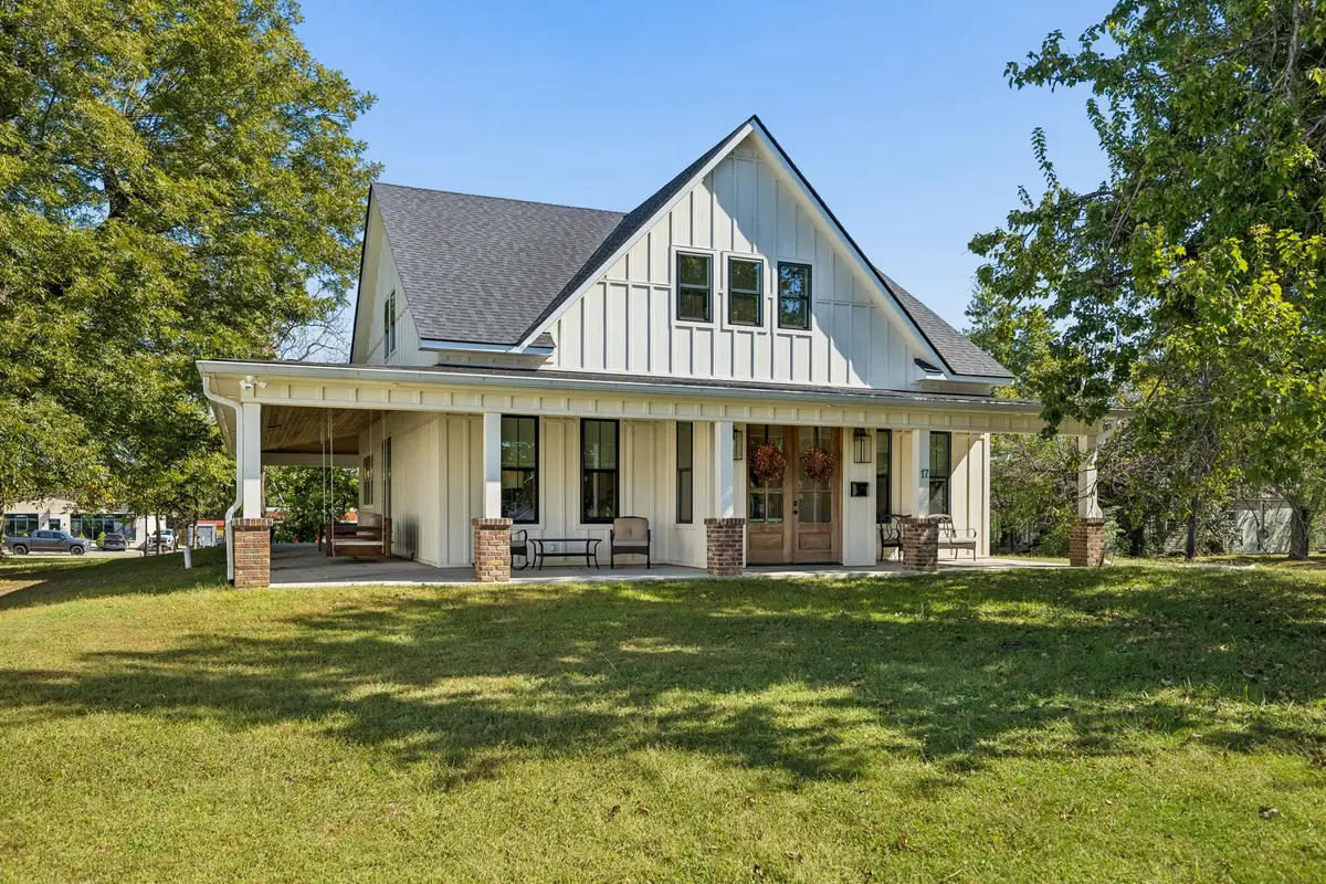 17 E 1st Ave, Hohenwald, TN 38462 - #1