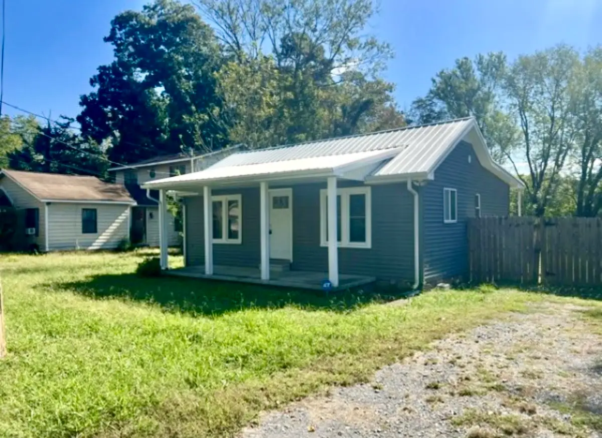 1206 E Lauderdale St, Tullahoma, TN 37388 - #1