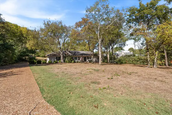 701 Vosswood Dr, Nashville, TN 37205