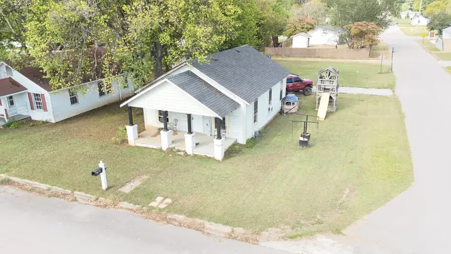 438 3rd St, Lawrenceburg, TN 38464 - #2