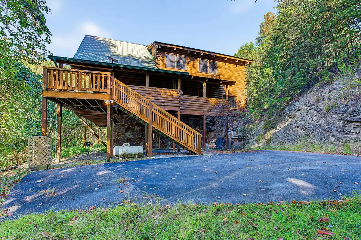 817 Boone Acres Ln, Pigeon Forge, TN 37863 - #1