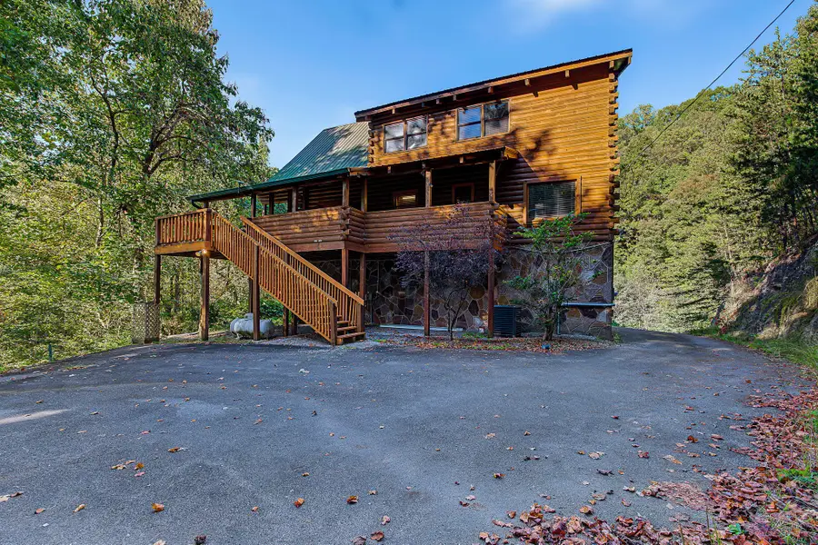 817 Boone Acres Ln, Pigeon Forge, TN 37863 - #2