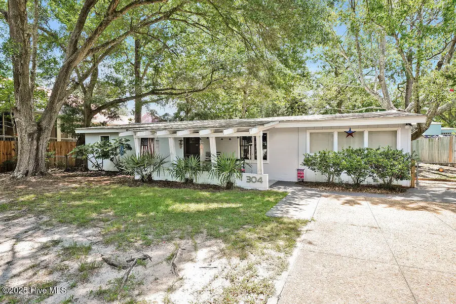 304 E Leonard Street, Southport, NC 28461 - #2