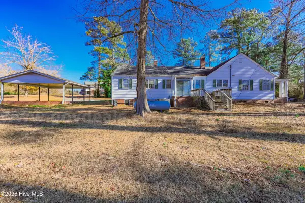 725 E Southerland Street, Wallace, NC 28466