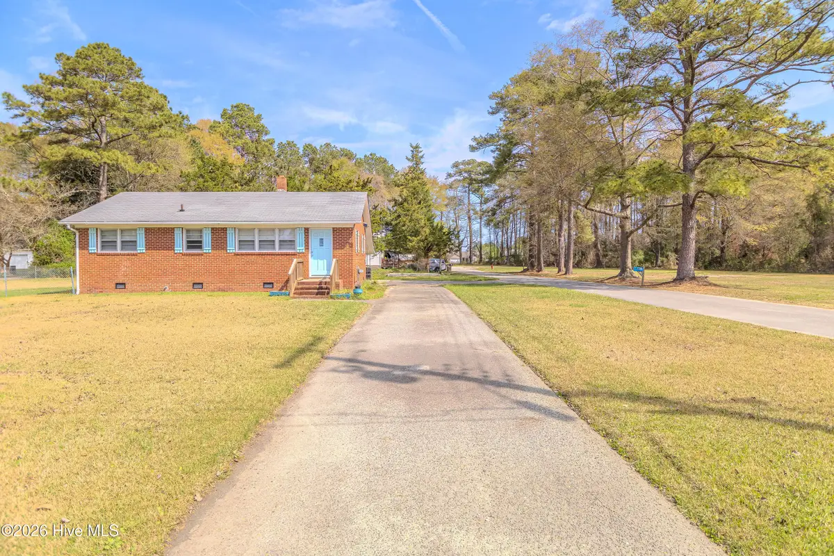 421 E Quinn Street, Beulaville, NC 28518 - #1