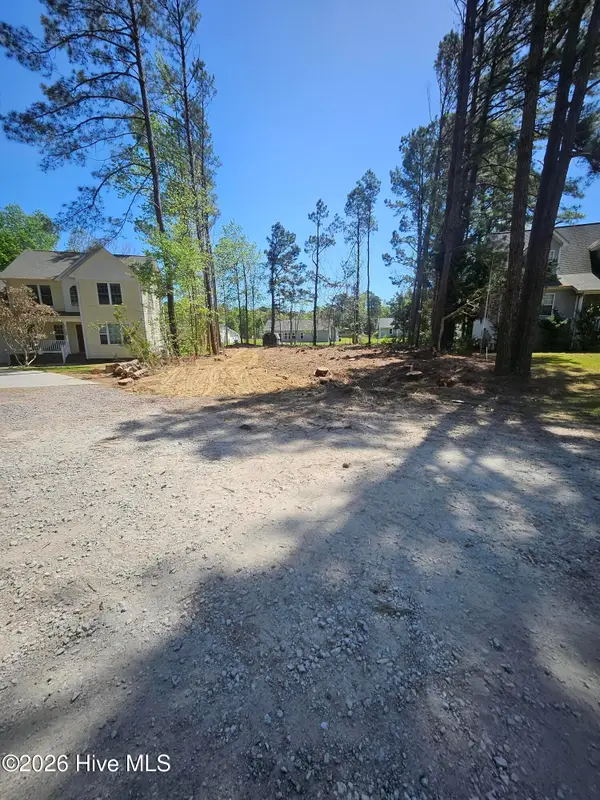 304 Lakeview Court, Sneads Ferry, NC 28460
