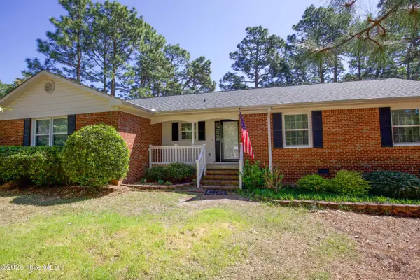 115 E Hedgelawn Way, Southern Pines, NC 28387