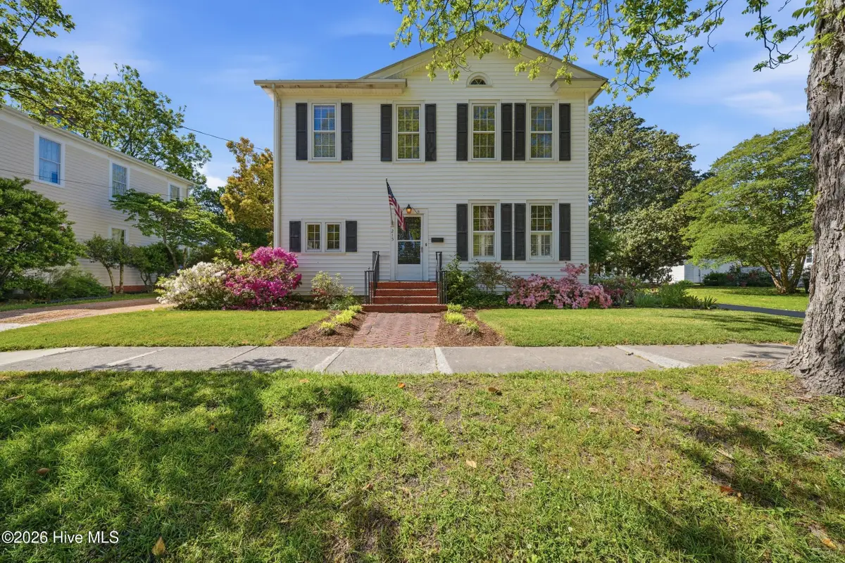 215 W Queen Street, Edenton, NC 27932 - #1