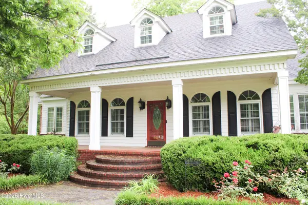 609 Robeson Avenue, Lake Waccamaw, NC 28450