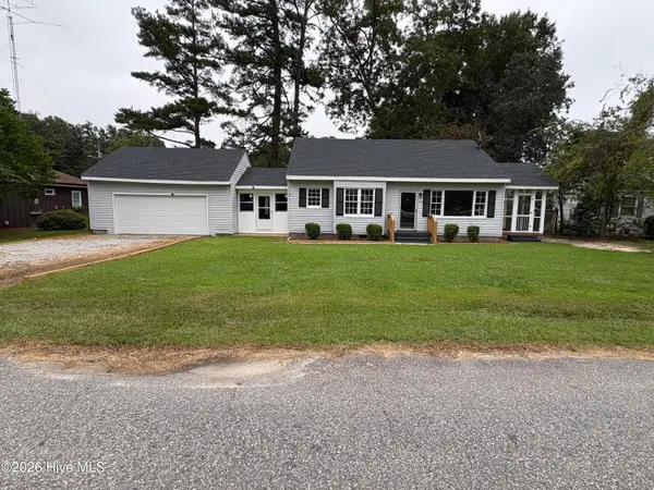 303 Dallas Avenue, Lake Waccamaw, NC 28450