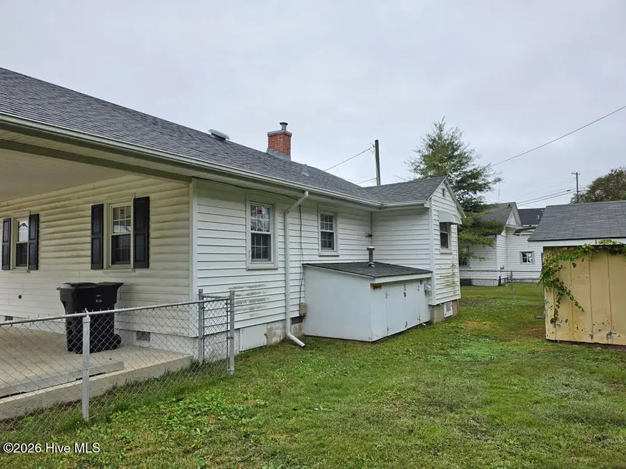 305 E Commercial Avenue, Stantonsburg, NC 27883 - #2