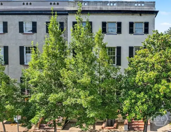 25 W Perry Street, Savannah, GA 31401