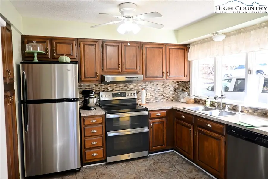 120 Candle Street, West Jefferson, NC 28694 - Image #3