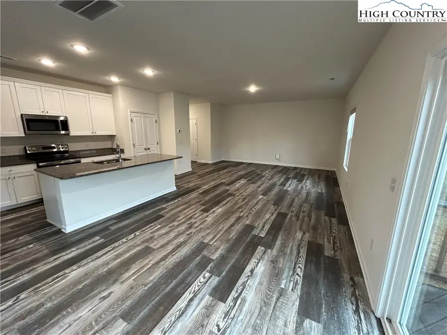 578 NE 30th Ave. Circle, Hickory, NC 28601 - #3