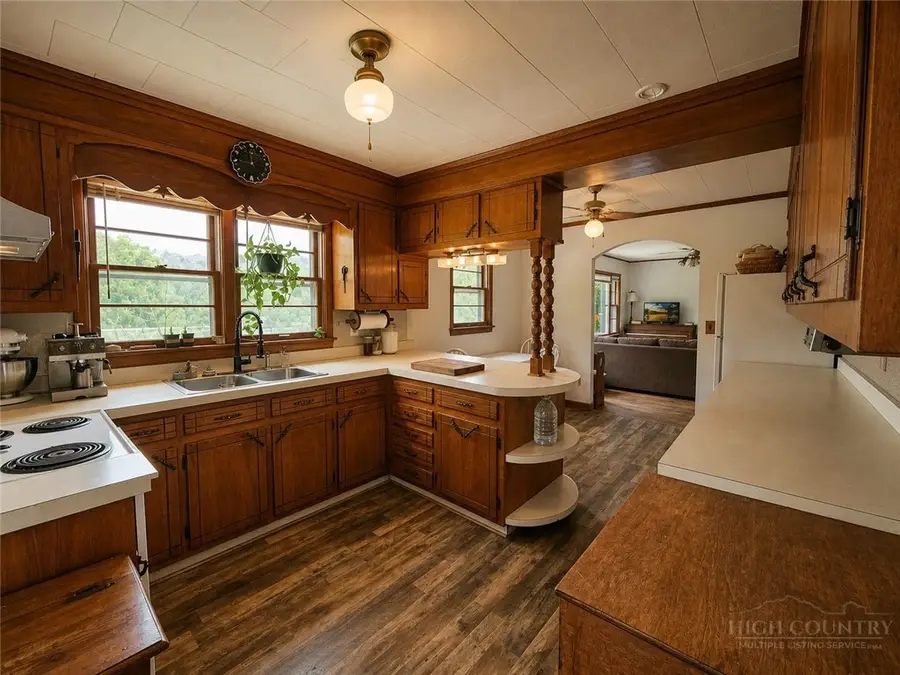 211 Arthur G Caudill Rd, West Jefferson, NC 28694 - #3