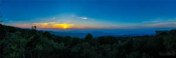 215 N Pinnacle Ridge Road, Beech Mountain, NC 28604