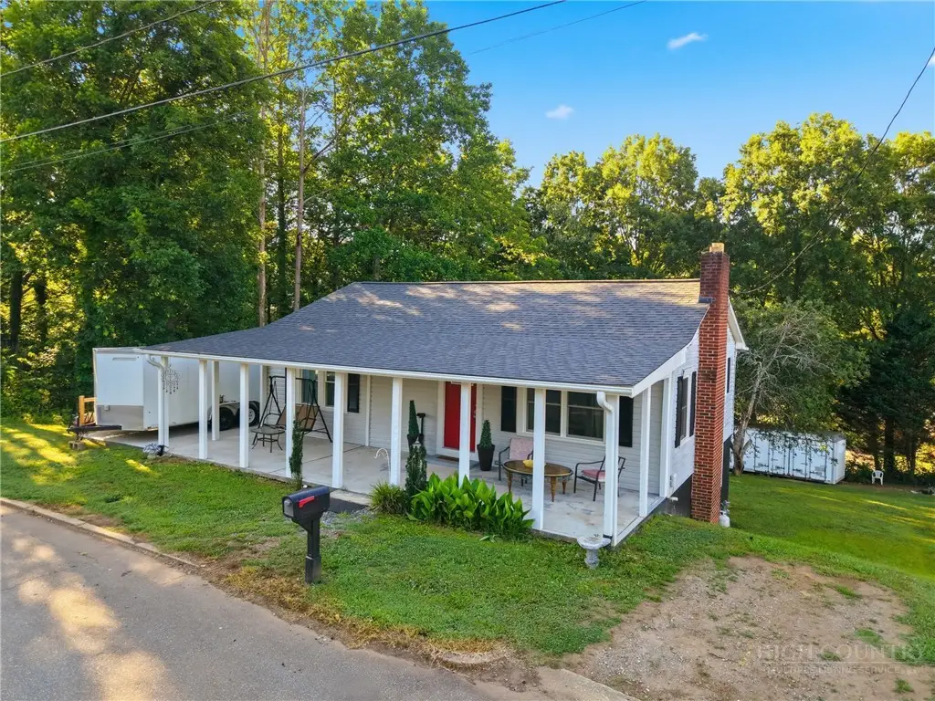 32 W Highland Avenue, Granite Falls, NC 28630 - #1