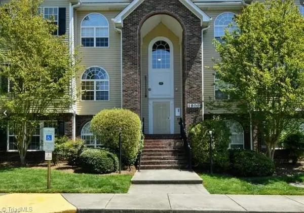 1922 Salem Bluff Drive, Winston-Salem, NC 27127