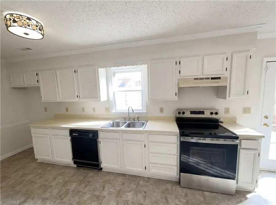 119 Edgedale Court, Kernersville, NC 27284 - Image #2