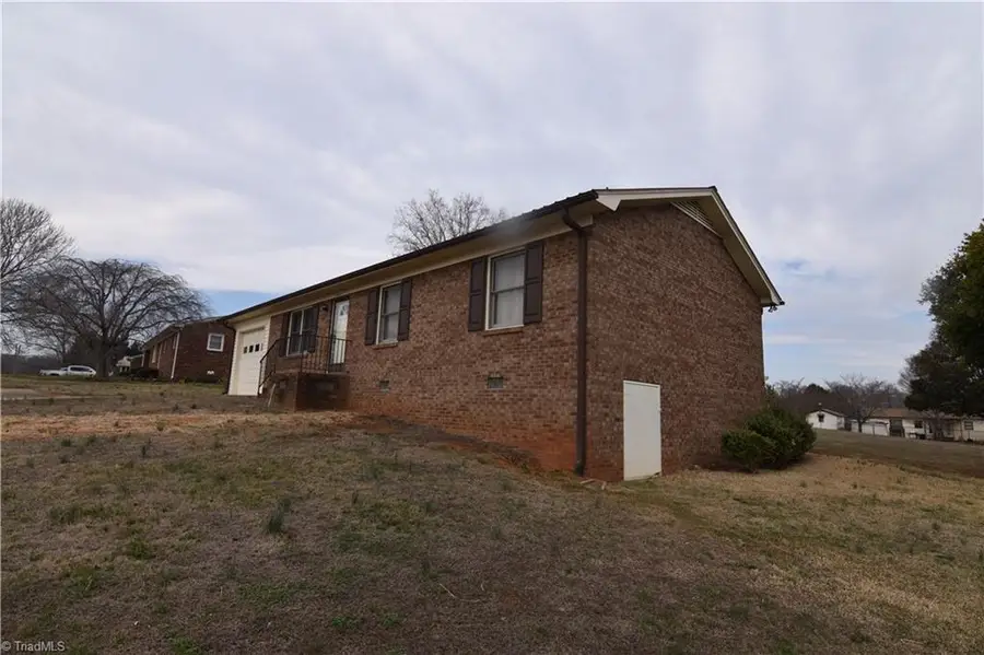 737 Lee Road, Thomasville, NC 27360 - #3