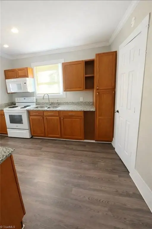 15 College Street, Thomasville, NC 27360 - #3