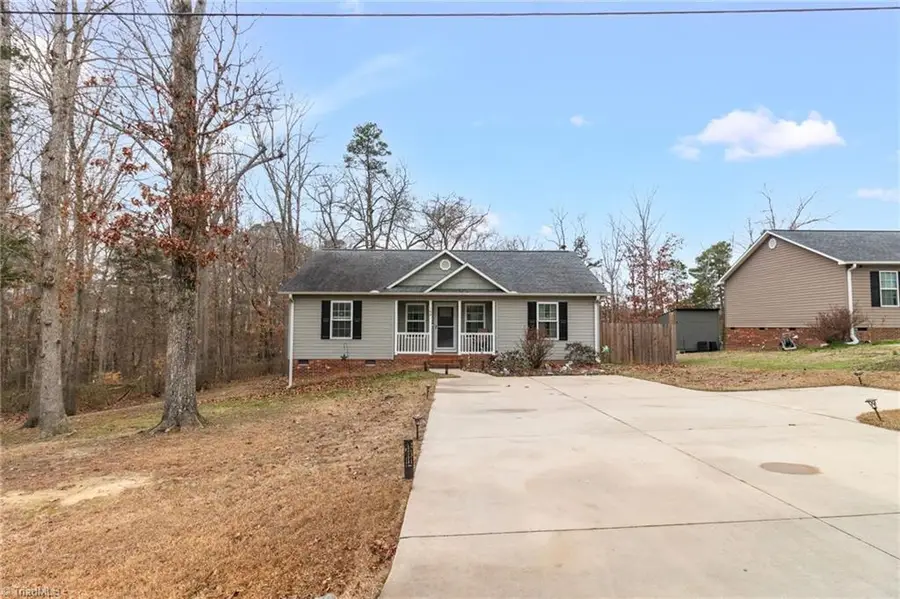 104 Black Avenue, Thomasville, NC 27360 - #2