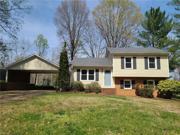 1305 E Rollingwood Circle, Winston-Salem, NC 27105