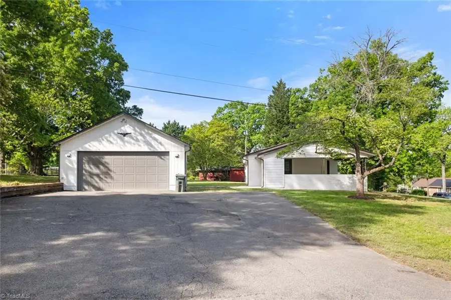 306 Lakeshore Drive, Thomasville, NC 27360 - #2