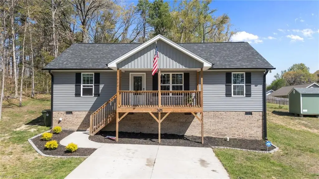 1822 Woodsway Drive, Thomasville, NC 27360 - #1