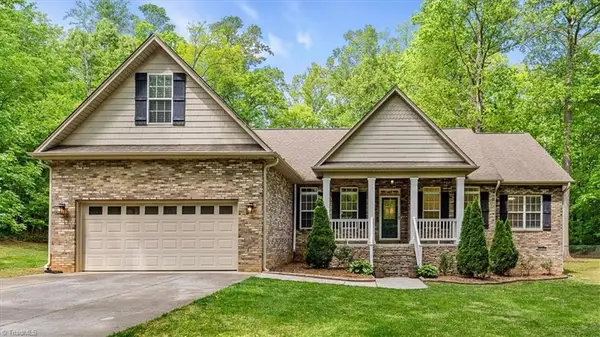 210 Hunters Glen Drive, Summerfield, NC 27358