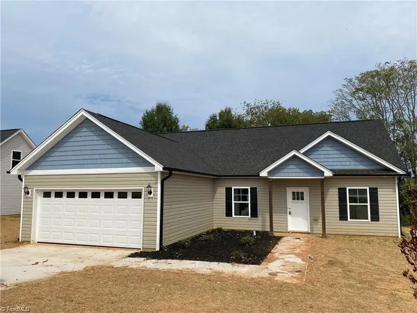 411 E Lee Avenue, Yadkinville, NC 27055