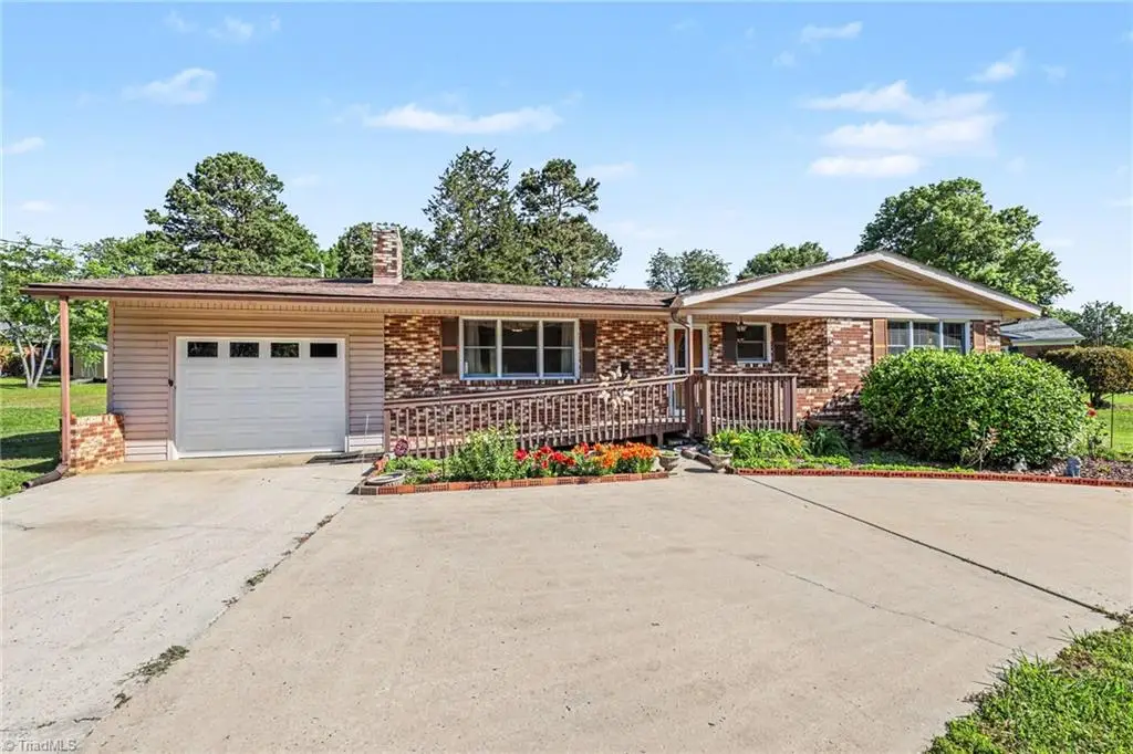 119 Lakeview Circle, Thomasville, NC 27360 - #1
