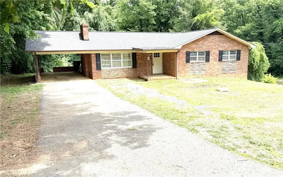 134 Carolina Avenue, Mount Airy, NC 27030 - #2