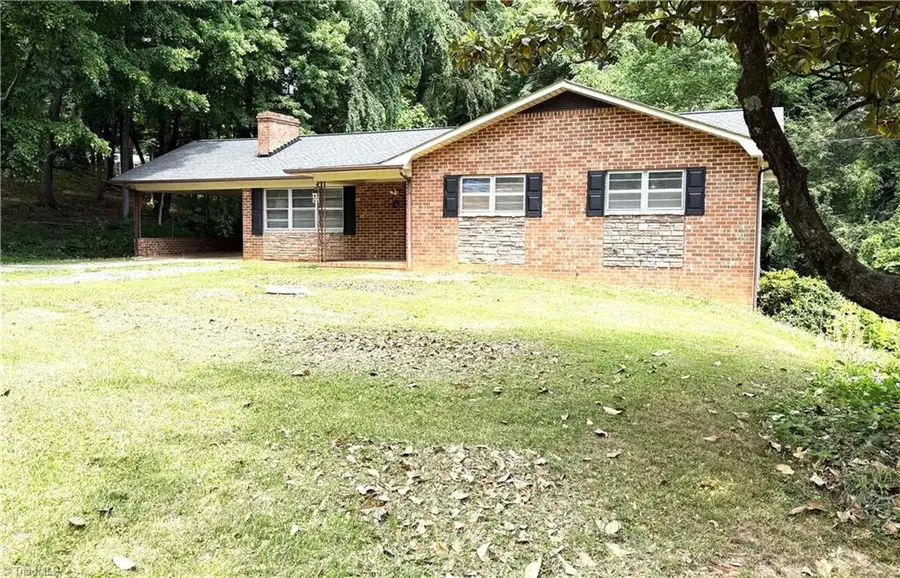 134 Carolina Avenue, Mount Airy, NC 27030 - #3
