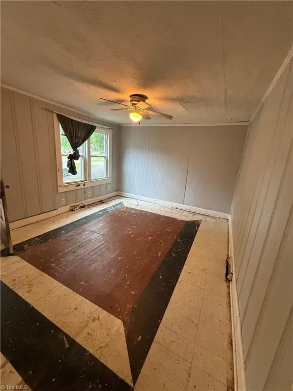 908 W Lee Avenue, Yadkinville, NC 27055 - #3