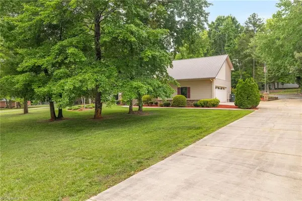 104 Willowbrook Drive, Thomasville, NC 27360