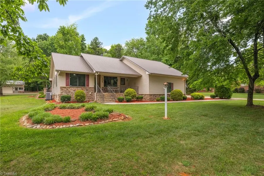 104 Willowbrook Drive, Thomasville, NC 27360 - #2