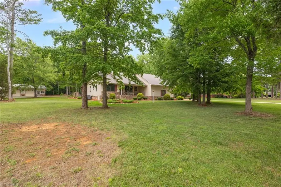 104 Willowbrook Drive, Thomasville, NC 27360 - #3