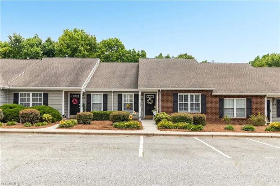 204 Carrington Lane, Thomasville, NC 27360 - #2