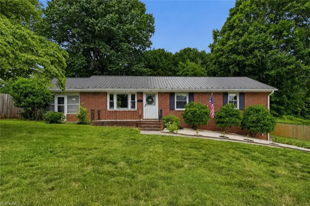 136 Queensbury Road, Winston Salem, NC 27104 - #1