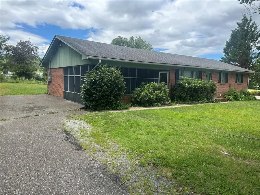 529 E Devon Drive E, Mount Airy, NC 27030 - #2